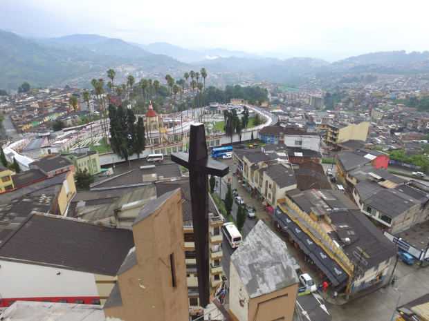  El templo Cristo Rey está ubicado en en la carrera 24-A con calle 45 esquina. La Cruz s