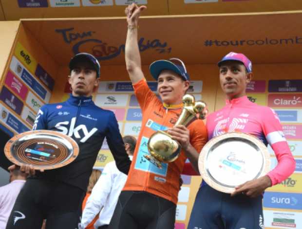 Miguel Ángel López (centro), campeón del Tour Colombia 2.1. Lo acompañan Iván Sosa, segundo y Daniel Felipe Martínez, tercero. L