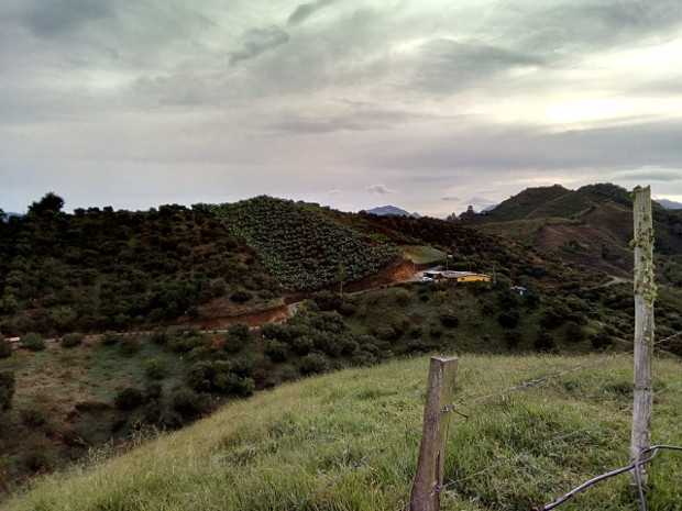 A la derecha, la finca. A la izquierda, donde se dieron bala con la Policía.