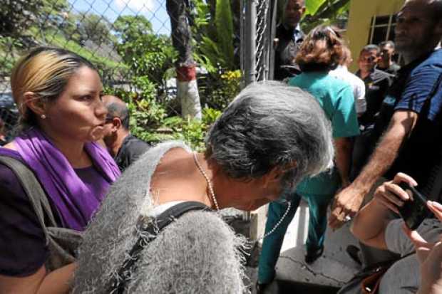 Foto | EFE | LA PATRIA  Familiares del capitán Rafael Acosta Arévalo, muerto bajo custodia del Gobierno de Nicolás Maduro, ingre