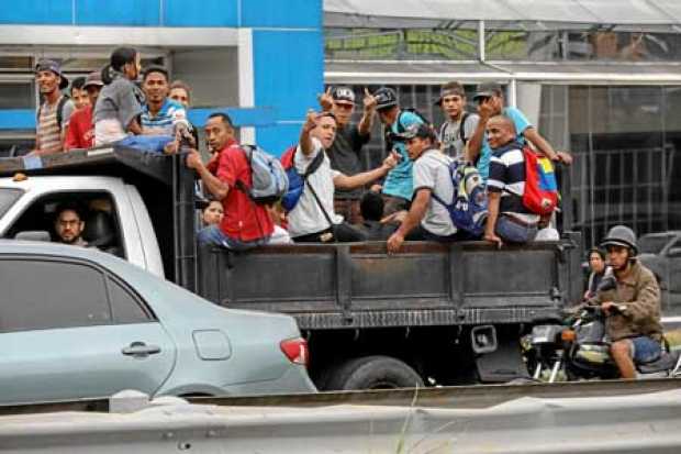 Personas viajan en un camión durante una falla eléctrica en Caracas.