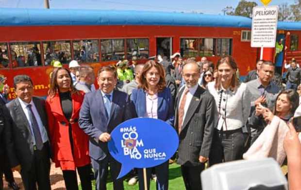 La ministra de Transporte, Ángela María Orozco, en compañía de la vicepresidenta, Martha Lucía Ramírez, anunció que su cartera b