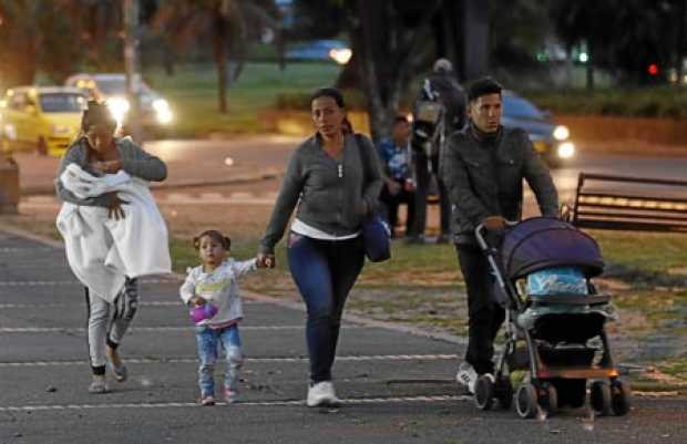 Una familia de venezolanos camina en una calle cercana al Terminal de Transporte de Bogotá. Ciudad que recibe a migrantes que en