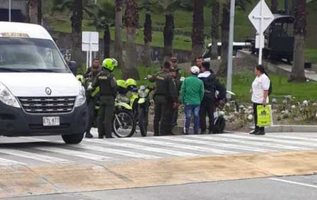 Foto | Cortesía lector | LA PATRIA Momento en que la Policía atiende el caso.