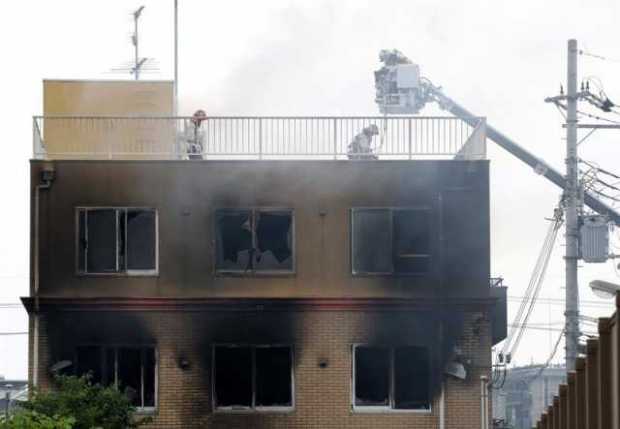 Bomberos trabajan este jueves en las labores de extinción de un incendio provocado en un edificio en Kyoto (Japón).