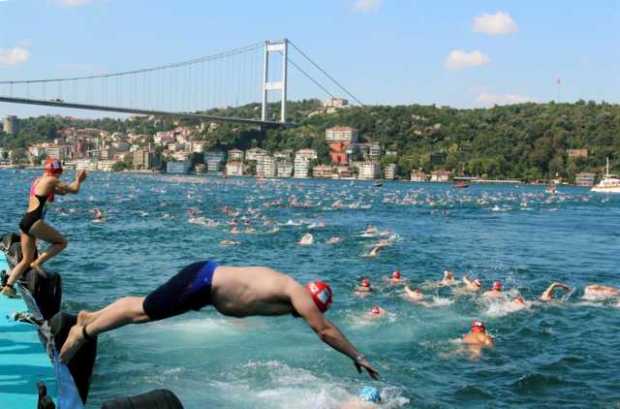 Miles de nadadores compiten durante la 31ª edición de la Carrera Intercontinental del Bósforo en Estambul