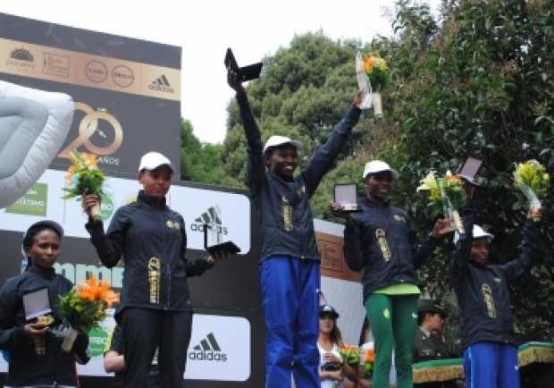 La keniana Ruth Chepngetich (c) ganadora del oro en la Media Maratón de Bogotá.