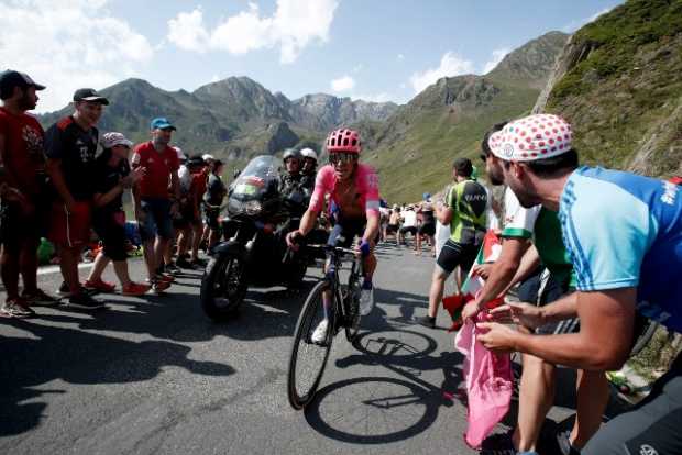 Rigoberto Urán cedió segundos ante el líder, pero sigue en la pelea.