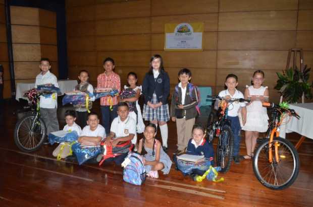 Los estudiantes ganadores y quienes obtuvieron mención especial posaron con sus premios como bicicletas, morales, juegos de mesa