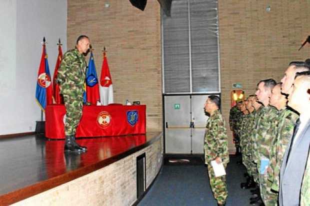 Foto | Colprensa | LA PATRIA El general Adelmo Fajardo, segundo comandante del Ejército, sale de la institución.