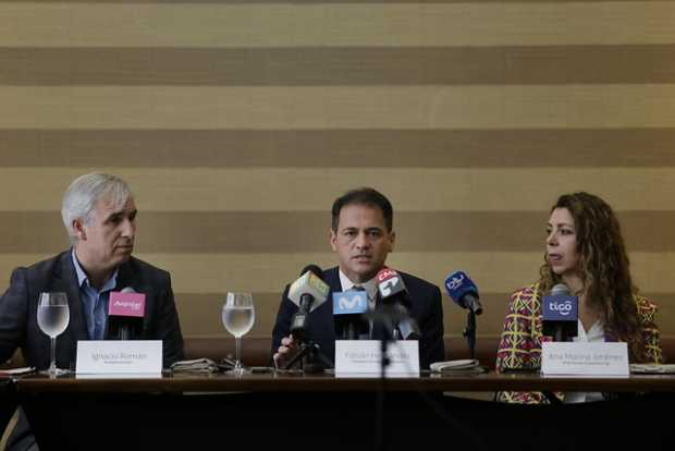 El presidente de Avantel, Ignacio Román; el presidente de Movistar, Fabián Hernández, y la presidenta de Tigo, Ana María Jiménez
