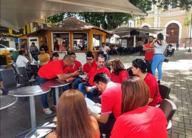  La Contralora de Manizales, Ana Cristina Jaramillo, en el parque de Supía, vestida de rojo, como dice acostumbra, junto al sena