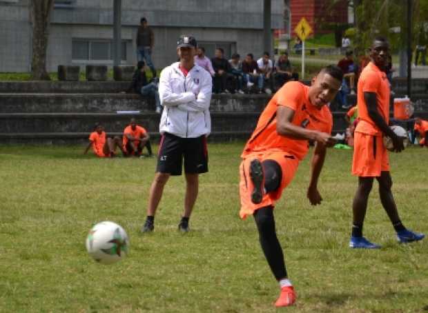 David Lemos, el goleador que espera reaparecer mañana con el Once Caldas. Ayer marcó goles y pulió su definición en La Nubia.  