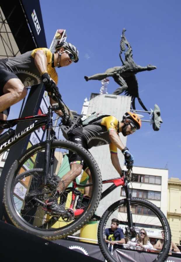 El Bolívar Cóndor de la Plaza de Bolívar despidió ayer a los ciclistas que comenzaron la cuarta edición de la Leyenda del Dorado