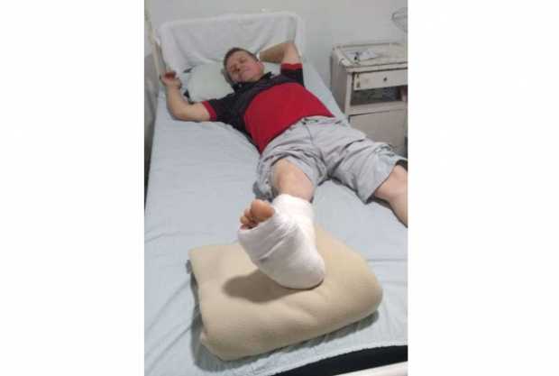 Don Antonio permanece en la cama, porque carece de una muletas para poder movilizarse, mientras le practican la cirugía.