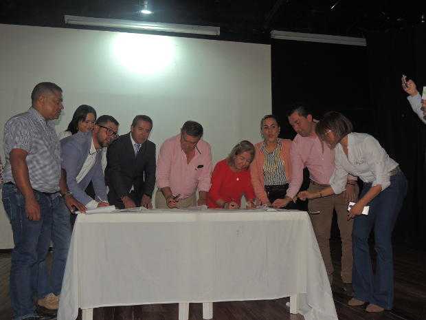  Alcaldes de Caldas firmaron el pacto con la Consejería Presidencial para la Equidad de la Mujer.
