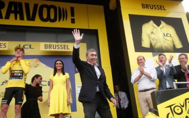 Eddy Merckx, de 74 años y leyenda local, le entregó el maillot amarillo al ganador.