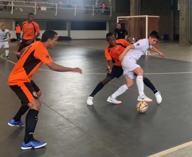 En el primer partido entre la Universidad de Manizales y Lyon, en la capital caldense, empataron a cinco goles.