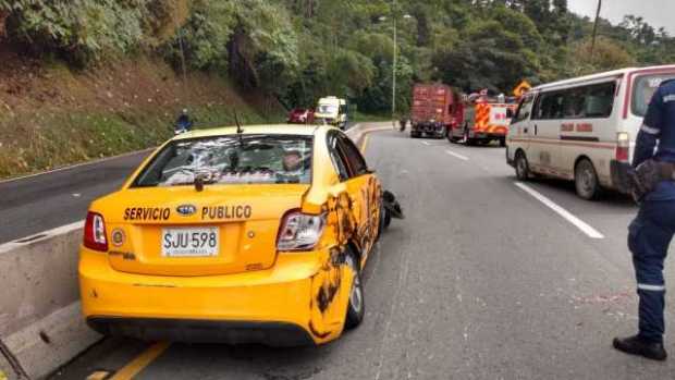 Taxi chocó contra una tractomula en la doble calzada Manizales-Chinchiná 