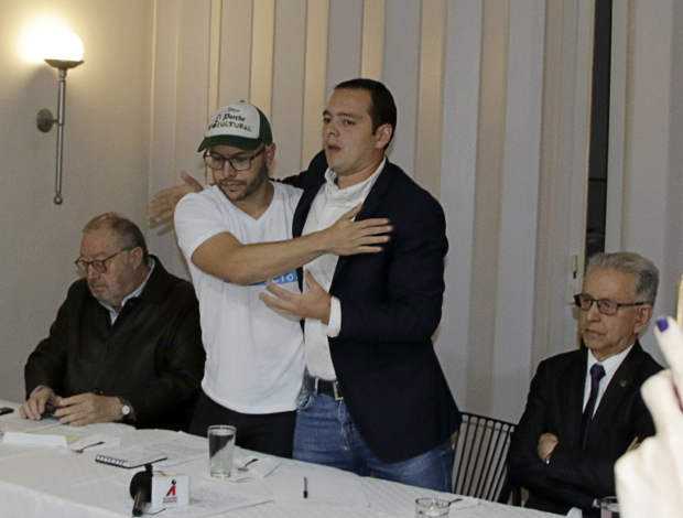 Carlos Mario Marín abrazó ayer a su contrincante del Partido Verde Alexánder Rodríguez, tras anunciar que era el ganador de una 