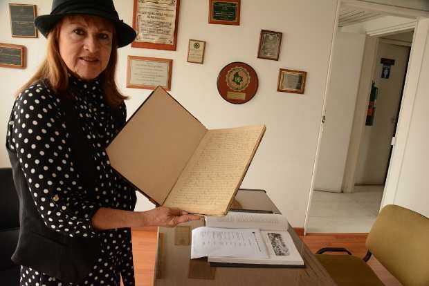 33 personas hacen parte de la Sociedad de Mejoras Públicas de Manizales. Se reúnen cada lunes a tratar asuntos de ciudad. Su sede: carrera 23 con calle 20. En la foto: Marina Jiménez Buitrago, presidenta, muestra la primera acta firmada el 28 de junio de 1912, escrita por Liborio Gutiérrez. 33 personas hacen parte de la Sociedad de Mejoras Públicas de Manizales. Se reúnen cada lunes a tratar asuntos de ciudad. Su sed