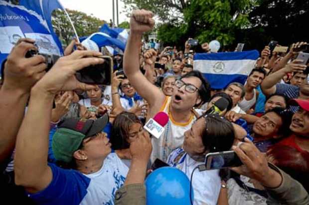 Foto | EFE | LA PATRIA  El líder opositor Yubrank Suazo grita "Justicia" en medio de una multitud que lo recibe tras ser liberad