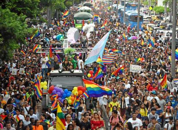 Fotos | EFE | LA PATRIA  En Cali la marcha fue multitudinaria y colorida. 