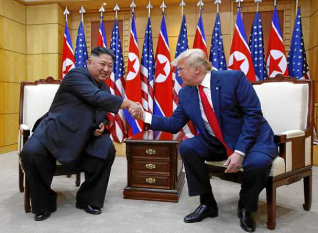 Foto | EFE | LA PATRIA El presidente de los Estados Unidos, Donald J. Trump, y el líder norcoreano Kim Jong-un, se dan la mano en la histórica cumbre en la militarizada frontera intercoreana. Foto | EFE | LA PATRIA El presidente de los Estados Unidos, Donald J. Trump, y el líder norcoreano Kim Jong-un, se dan la mano