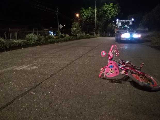 En la avenida San Juan Pablo II, una motocicleta arrolló a una niña, de 11 años, que iba en su bicicleta. La menor fue valorada 