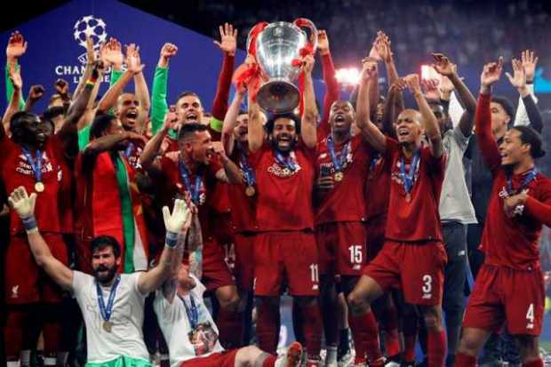 Mohamed Salah levanta el trofeo de la Liga de Campeones, después de que el Liverpool le ganó 2-0 al Tottenham Hotspur y se coron
