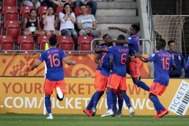 Los jugadores de la Selección Colombia celebran el gol de Andrés Reyes, el 1-0 parcial en el partido ante Nueva Zelanda que clas