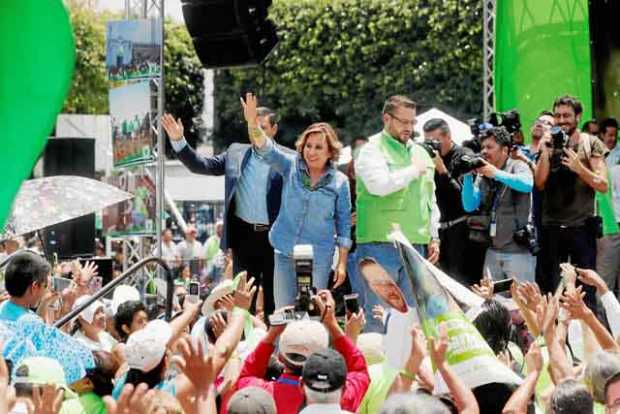 Foto | EFE | LA PATRIA La candidata a la presidencia de Guatemala y exprimera dama de la nación, Sandra Torres (c), y su candida