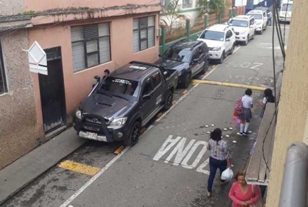 Controlar casos como el estacionamiento en sitios prohibidos, como en esta foto sobre los andenes, es lo que piden en Anserma.