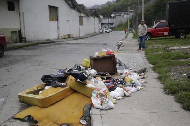 En el barrio San Joaquín se puede observar basura a diario. Según habitantes del barrio, son los mismos vecinos quienes ensucian