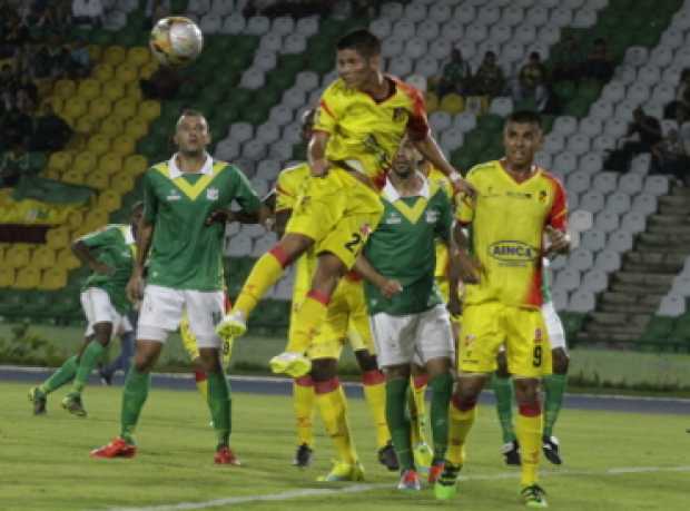 Pereira derrotó anoche 0-2 al Quindío con goles de Jairo Molina y Alejandro Artuntuaga y jugará la primera final del año en el T
