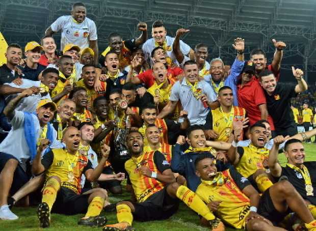 Los integrantes del Deportivo Pereira levantan el trofeo que los acredita como campeones del Torneo Águila. El equipo dio un pas