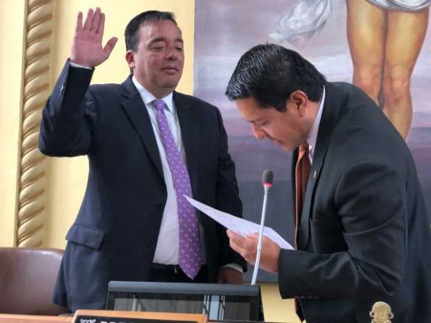 Mauricio Londoño toma juramento. 