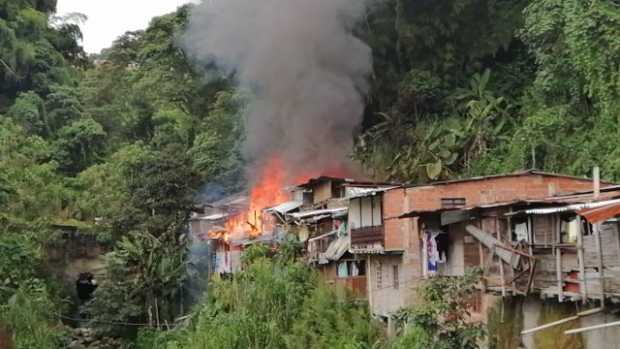 Dos casas afectadas por incendio en el barrio La Paz, en vía Panamericana 