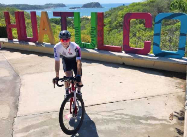 El triatleta manizaleño Eduardo Londoño recorrió Huatulco antes de competir en la Copa Mundial. 