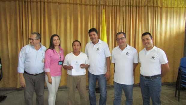 Graduación de los internos que se capacitaron como auxiliares de trabajo de la madera, de la mano del Sena, en la cárcel Doña Juana de La Dorada. José Jaime Guapacha muestra su certificado. Graduación de los internos que se capacitaron como auxiliares de trabajo de la madera, de la mano del Sena, en la cárcel Doña Ju