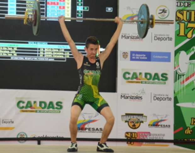 Santiago Arias durante su levantamiento de 50 kilos en el envión del Nacional de Pesas en el Coliseo Menor. 