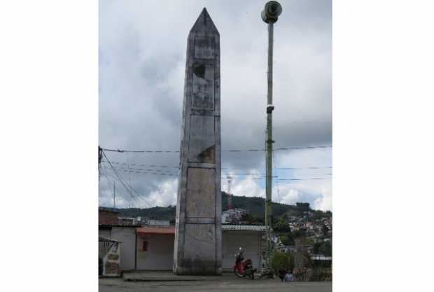 El obelisco situado a un costado del Parque de Bolívar ya no tendrá obras de arte. Será una estructura blanca de referencia.