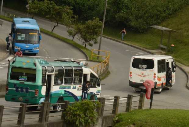 Pasajeros del transporte público solicitan bajarse antes de llegar al paradero junto al conjunto Piamonte. También paran las bus