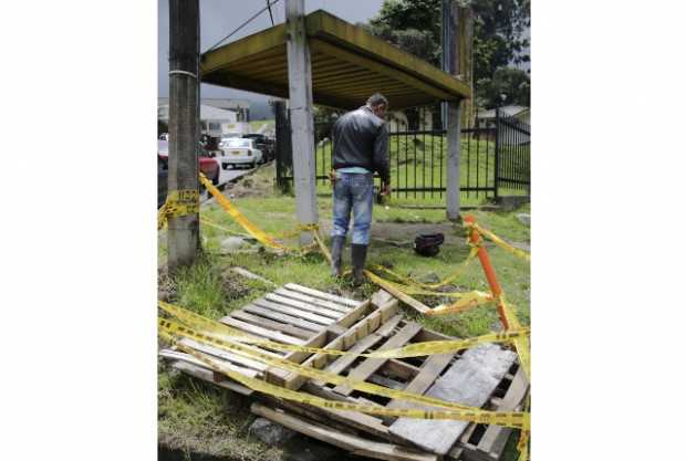 Carlos esperaba buseta para ir de Maltería a El Carmen, resbaló y cayó a una alcantarilla junto al paradero.