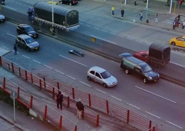 Se salió el ataúd de un carro fúnebre 