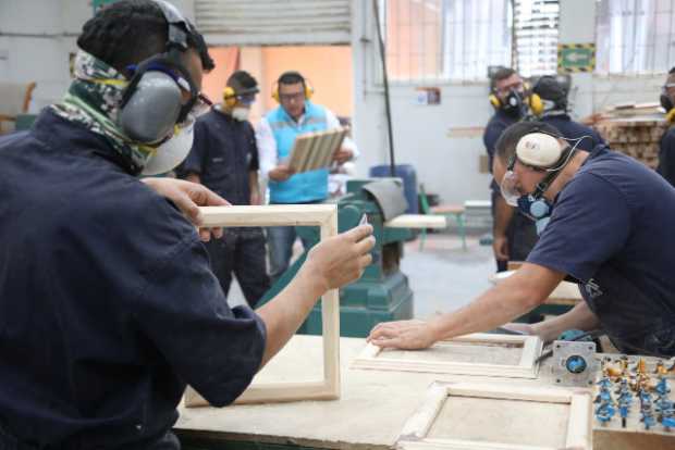 Técnica en madera es prueba para soldados que se forman en el Sena regional Caldas