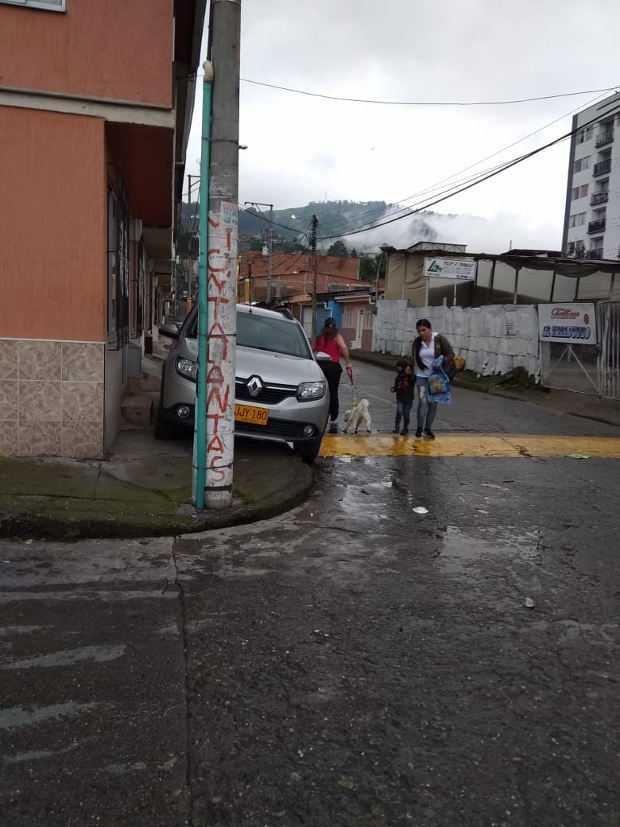 En varios sectores de Villamaría es común ver infractores de tránsito, que parquean sobre los andenes.