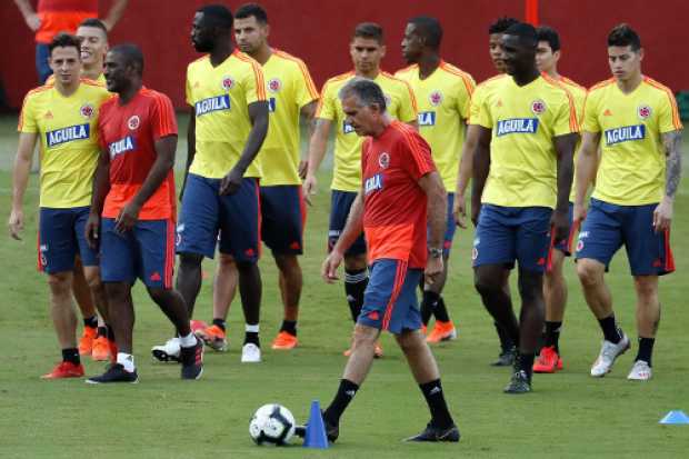 Gustavo Cuéllar (centro y detrás de técnico) podría hacer parte del 11 inicialista.