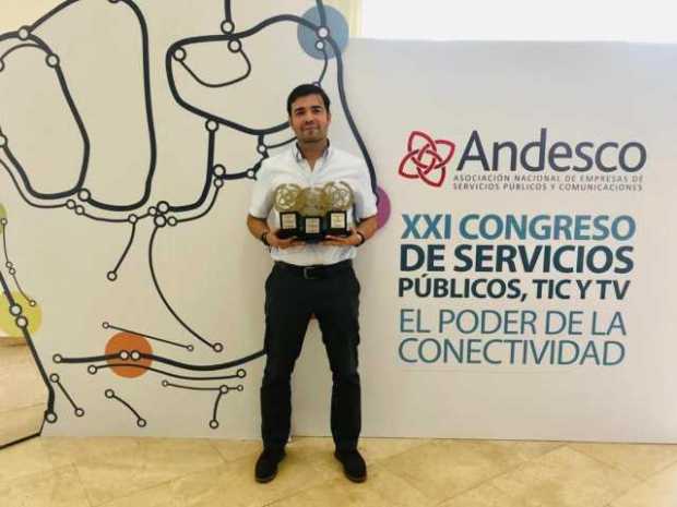 Alejandro Estrada, gerente de Aguas de Manizales, recibió este viernes en Cartagena los tres premios Andesco.  