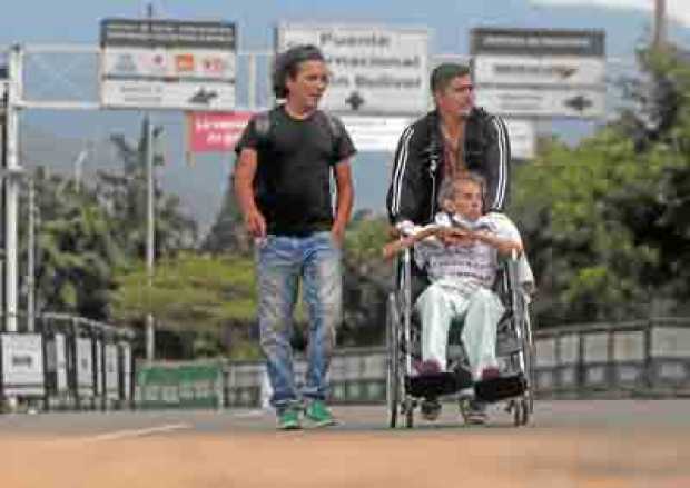 Foto | Efe | LA PATRIA Stick Olivares y su madre, Alba, entraron a Cúcuta gracias a una excepción hecha por las autoridades de l